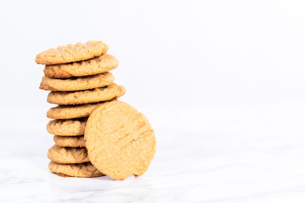 Pile de biscuits au beurre d'arachide fraîchement cuits.