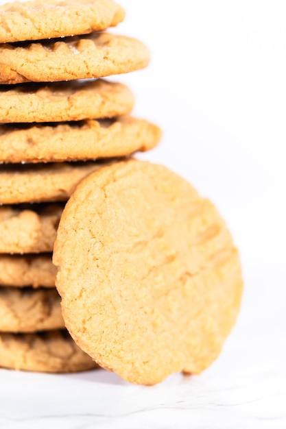 Pile de biscuits au beurre d'arachide fraîchement cuits.