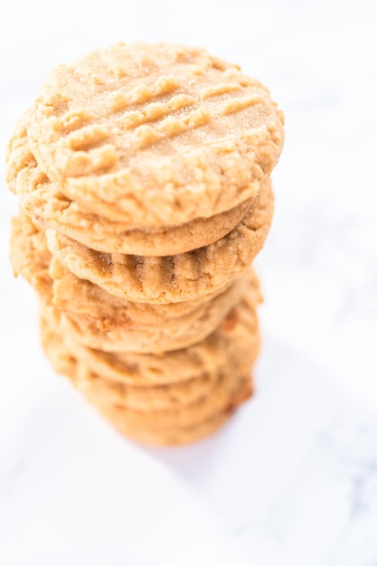 Pile de biscuits au beurre d'arachide fraîchement cuits.