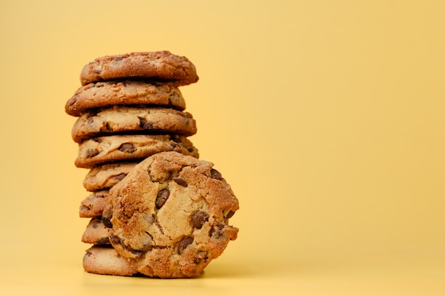 Pile de biscuits au chocolat avec espace copie