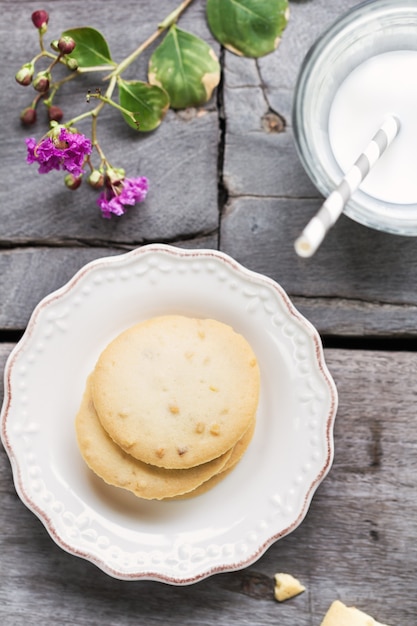 Pile de biscuits aux amandes par un verre de lait