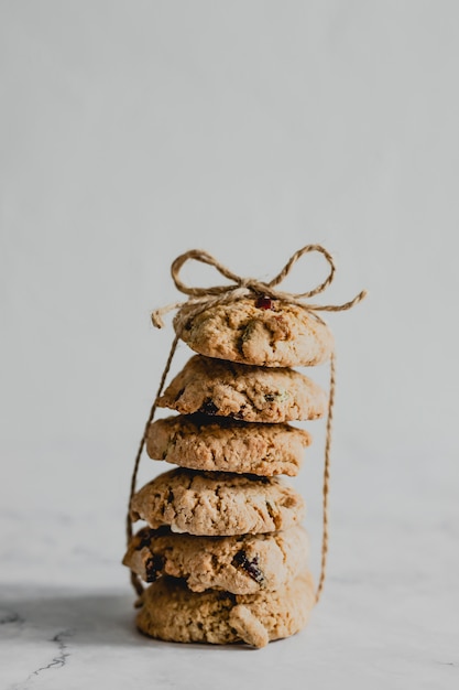 Une pile de biscuits aux canneberges et à l'avoine attachés avec un fil