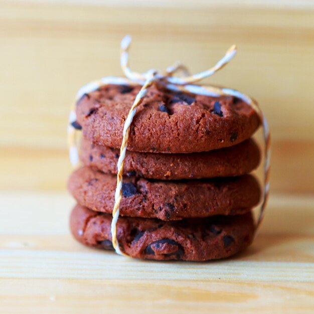 pile de biscuits aux pépites de chocolat sur fond de bois libre