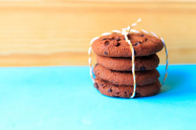 pile de biscuits aux pépites de chocolat sur fond de bois