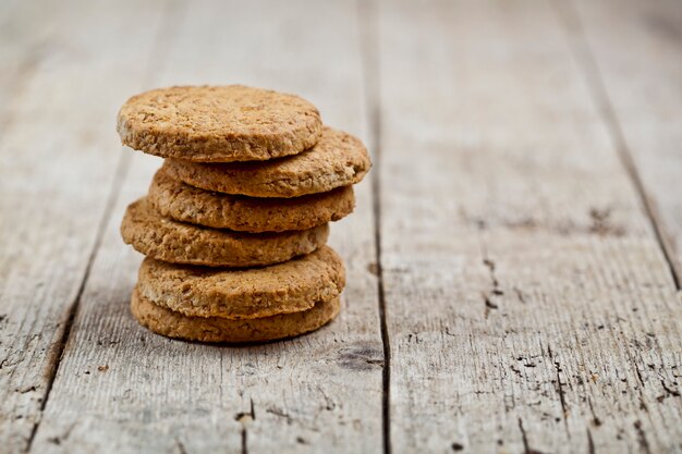 Pile de biscuits à l&#39;avoine au four sur une table en bois rustique