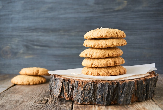 Pile de biscuits à l'avoine sur un fond en bois