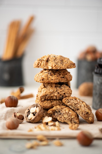 Pile de biscuits à l'avoine avec fruits secs et noix