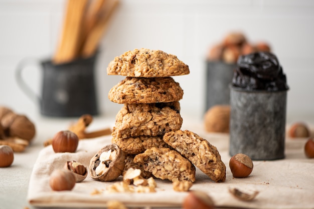 Pile de biscuits à l'avoine avec fruits secs et noix