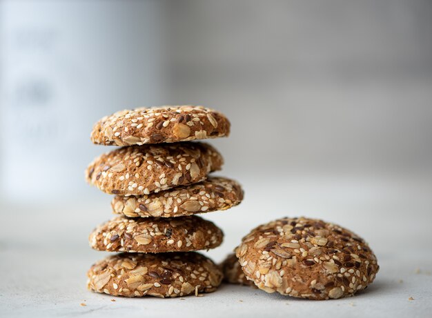 Pile de biscuits à l'avoine avec graines