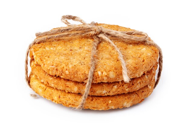 Pile de biscuits à l'avoine isolé sur blanc