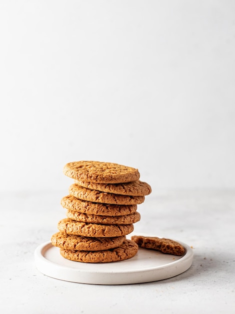 Pile de biscuits à l'avoine sur plaque blanche