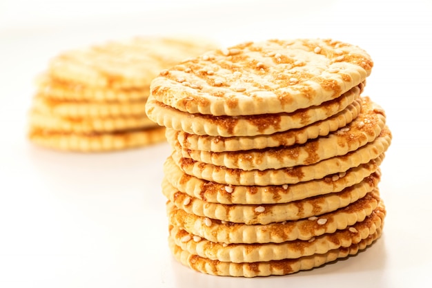 Pile de biscuits biscuits sur fond blanc