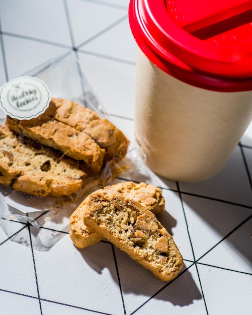 Pile de biscuits cantucci et café