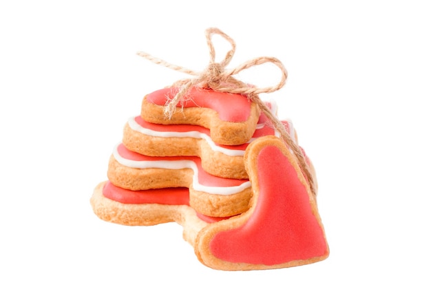 Photo pile de biscuits coeur faits à la main attachés avec de la ficelle isolé sur fond blanc. cadeau doux pour la saint valentin