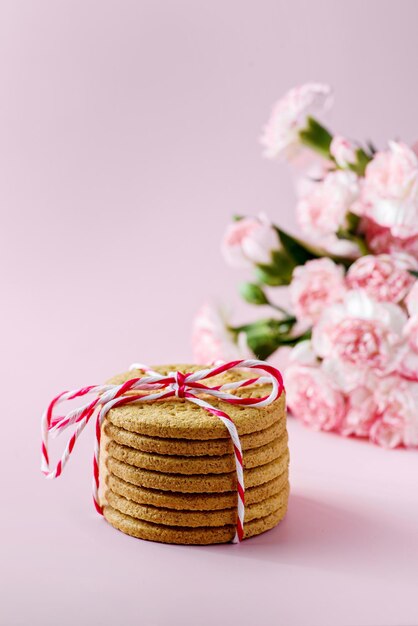 une pile de biscuits et de fleurs