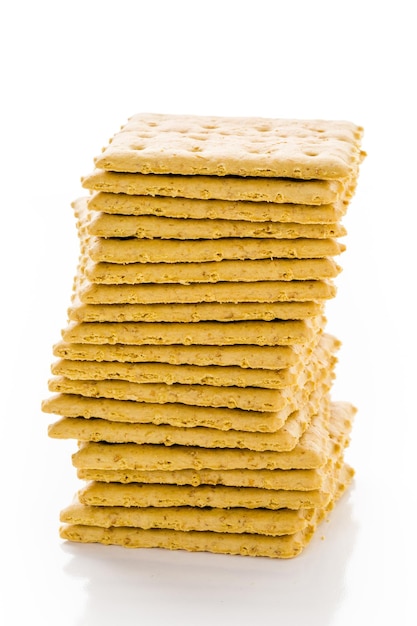 Pile de biscuits Graham sur fond blanc.