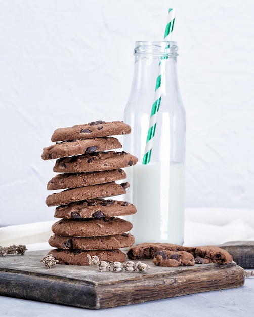 Pile de biscuits ronds aux pépites de chocolat