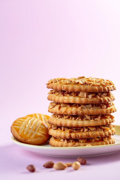 Photo pile de biscuits sablés en forme d'anneaux