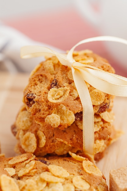 Pile de biscuits savoureux croquants sur une table de cuisine se bouchent