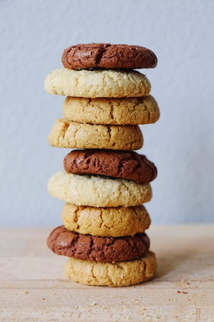 Une pile de biscuits sur la table