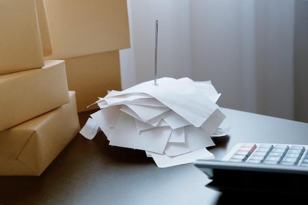 Une pile de blancs disposés sur la table