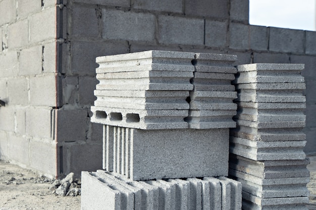 Pile de blocs de béton pour la construction, avec mise au point sélective.