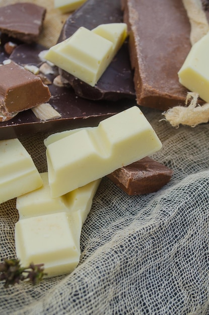 Pile de blocs de chocolat avec différents types de chocolat Morceaux de barre de chocolat