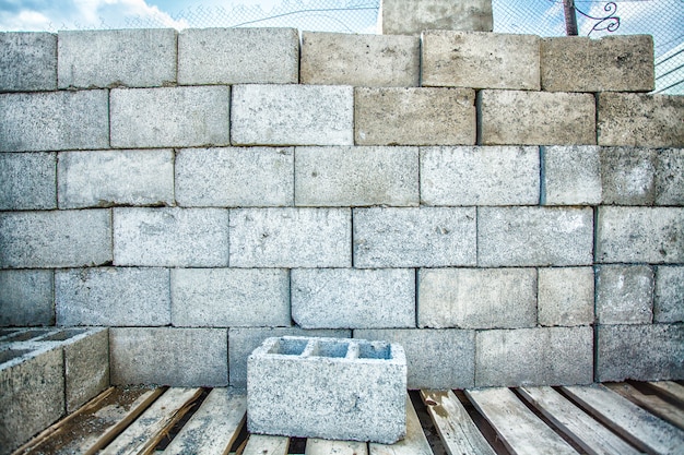 Pile de blocs de ciment sur le chantier.