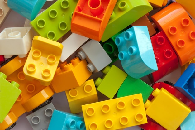 Pile de blocs de construction pour enfants en plusieurs couleurs