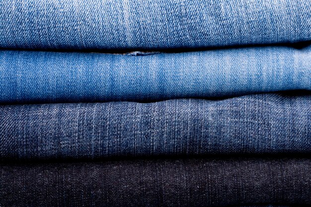 Pile de blue jeans