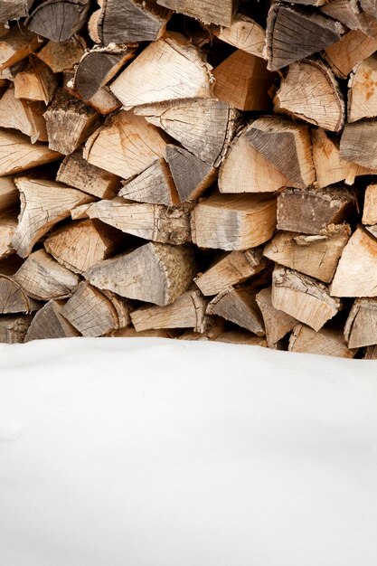 Photo pile de bois après la neige copier l'espace