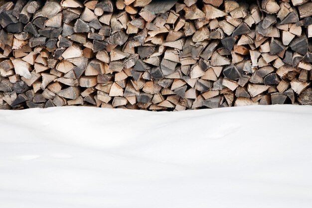 Photo pile de bois après la neige copier l'espace