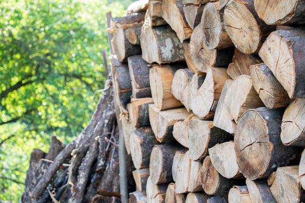 Pile de bois de chauffage. Préparation du bois de chauffage pour l&#39;hiver. Contexte