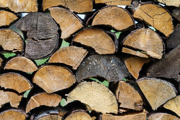 Pile de bois de chauffage préparé pour l'hiver Bois d'épicéa