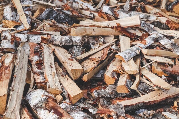 Pile de bois de chauffage de séchage prêt pour l'hiver