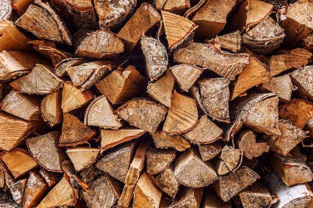 Pile de bois avec du bois de chauffage.