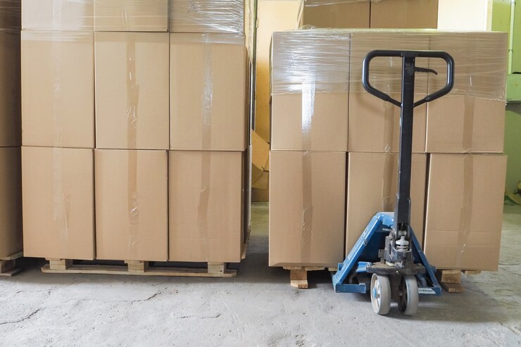 Photo pile de boîtes en carton sur palette prête pour le transport.