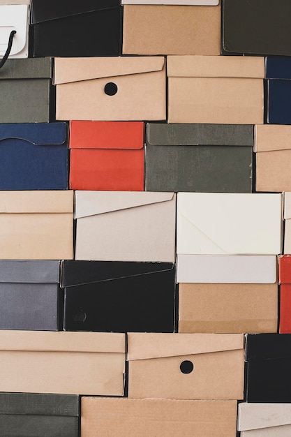 Une pile de boîtes à chaussures uniformément pliées de différentes couleurs peut être utilisée comme arrière-plan ou papier peint
