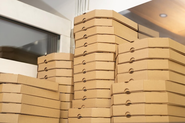 Pile de boîtes à pizza Boîtes de livraison de pizza marron en carton De nombreux colis dans l'entrepôt de la cuisine