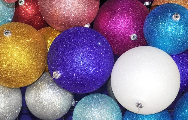 Photo une pile de boules de noël colorées