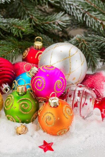 Pile de boules de Noël sous le sapin, image verticale