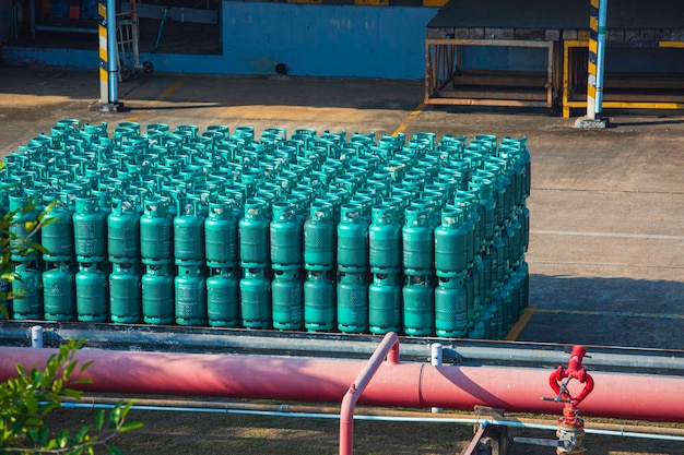 Pile de bouteilles de gaz de réservoir de stock de GPL prête à la vente