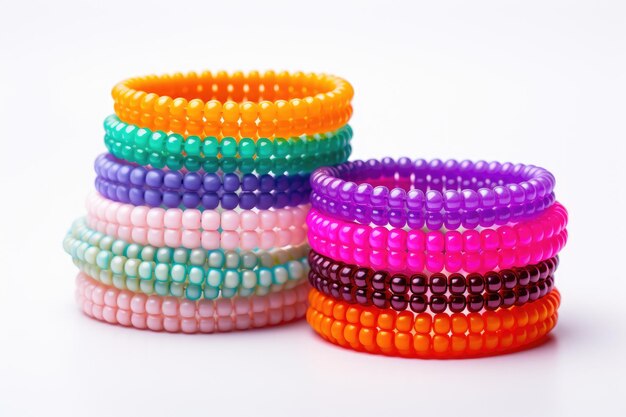 Une pile de bracelets vibrants Une composition colorée sur un fond PNG clair ou blanc