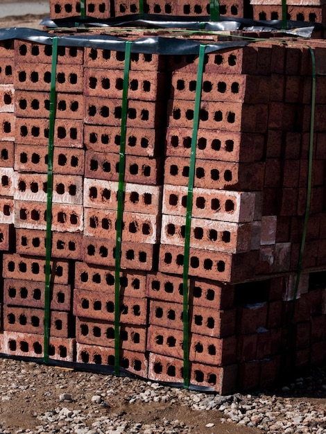 Pile de briques sur le chantier de construction.