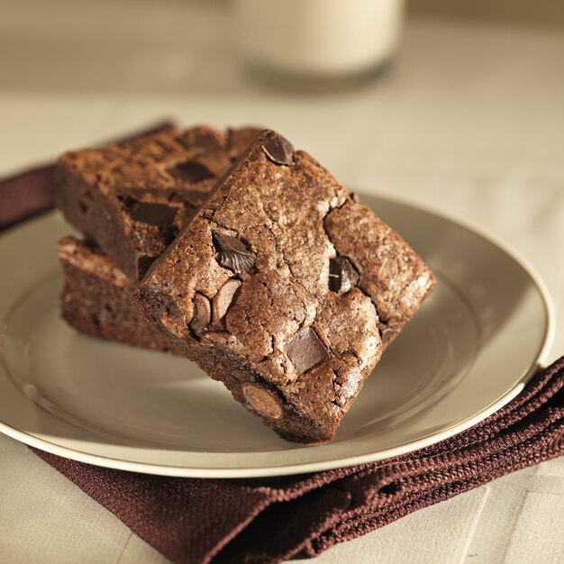 Pile de brownies sur une assiette