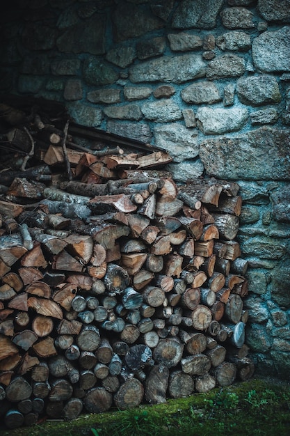 Pile de bûches à l'extérieur du chalet avec espace de copie