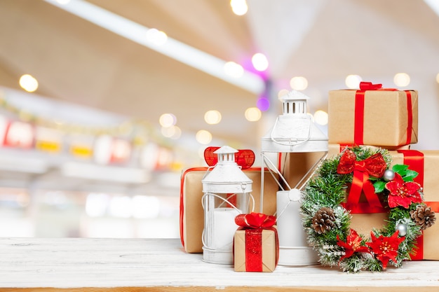 Pile de cadeaux sur l'ancienne table