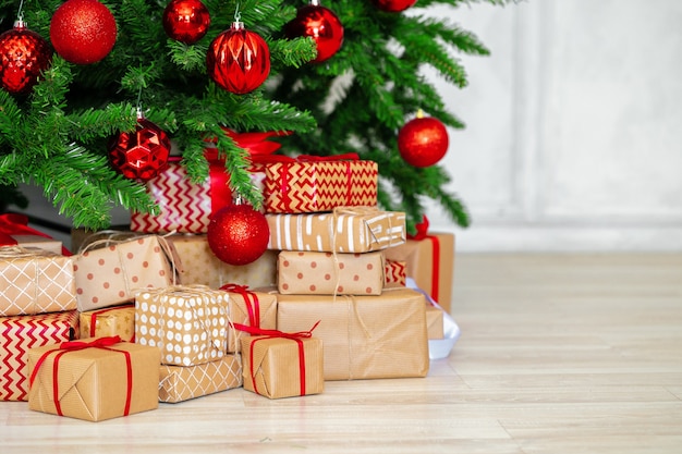 Pile de cadeaux emballés sous l'arbre de Noël