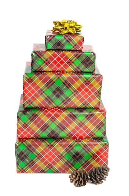 Photo une pile de cadeaux de noël en papier à carreaux vert-rouge sous la forme d'un arbre de noël avec un arc sur un fond blanc