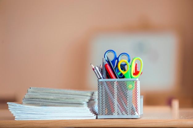 Pile de cahiers et arrangement de papeterie dans la classe ou au bureau sur le fond de l'espace de copie